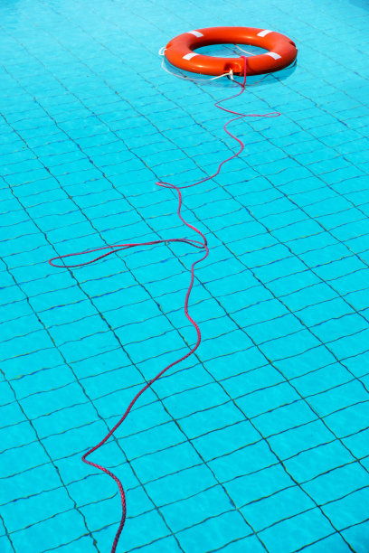橙色救生圈漂浮在希腊游泳池图片下载