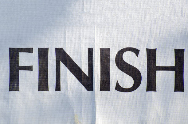 “完成”这个词写在一块白布上图片下载