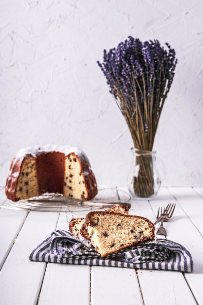 新鲜烤gugelhupf，白色背景，薰衣草图片下载