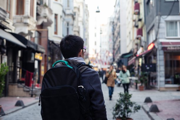 旅行者探索他的目的地图片下载