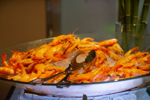 海鲜酒吧在自助餐餐厅排队图片下载