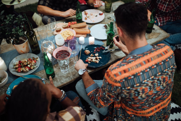 愉快的朋友们在晚上举行宴会图片下载