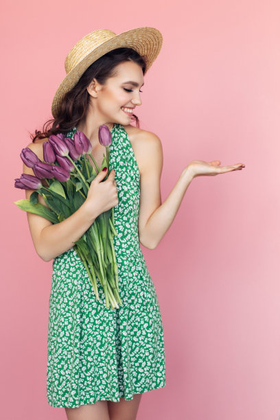 可爱的女人与郁金香束图片下载