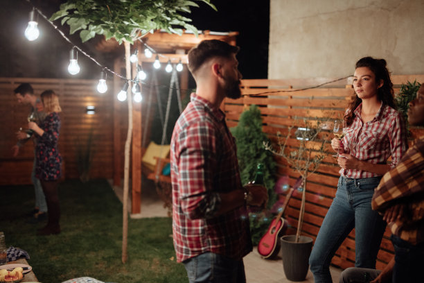 与朋友共进晚餐图片下载