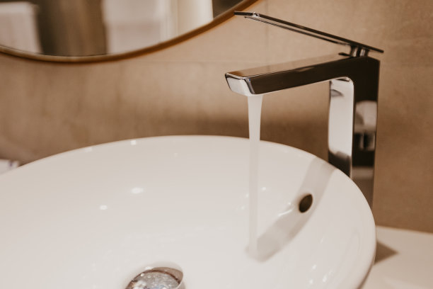 浴室内饰有水槽和水龙头。——图片图片下载