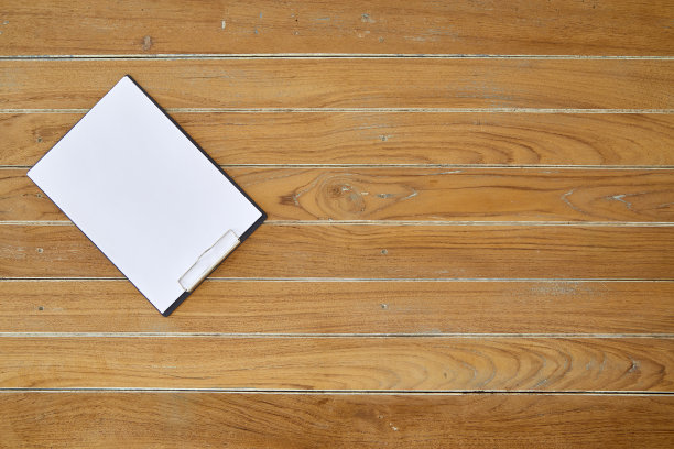 木桌上的剪贴板上的空白白纸。俯视图图片下载