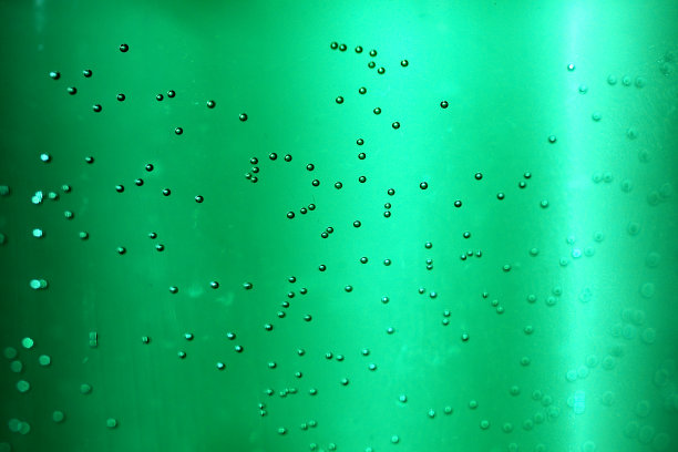 绿色苏打饮料中的气泡图片下载