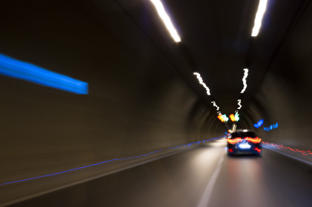 行车隧道长曝光照片。图片下载