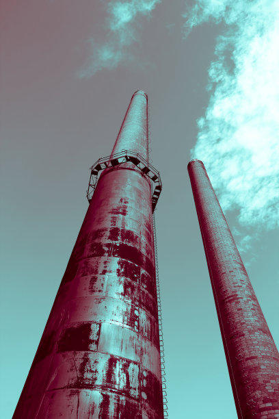 高耸的超现实的工业烟囱工厂产生烟雾，未来的概念和环境污染图片下载