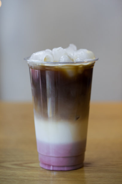 拿铁咖啡放在桌子旁边图片下载