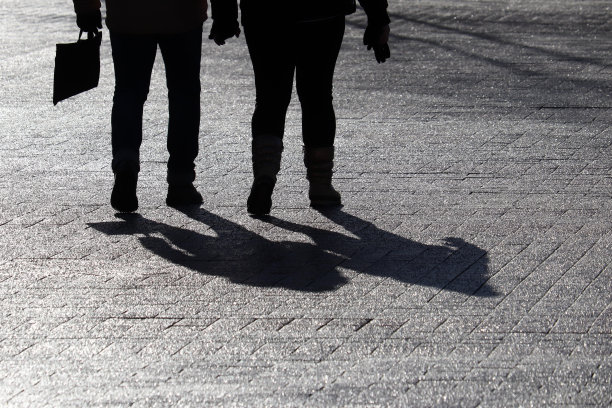 街上走着的两个人的剪影图片下载