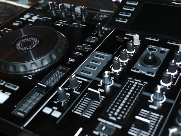 声音混音控制台细节，近距离。DJ专业音乐控制台。广角照片的黑色混音控制器与旋钮和滑块。专业的音频混音控制台，带有渐变和调节旋钮图片下载