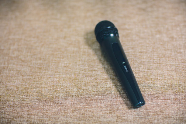 近距离的麦克风在桌子上，演讲者的概念或教师准备发言在研讨课教室。图片下载