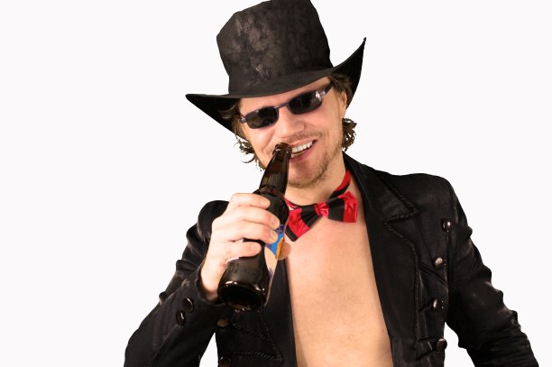 戴着帽子和墨镜的酷男，手里拿着瓶子，微笑着看着镜头。白色背景上明亮的特写镜头。图片下载