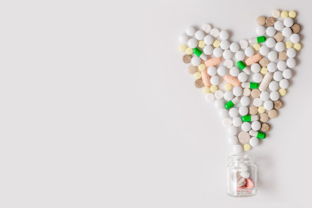 心从彩色药丸在白色背景图片下载