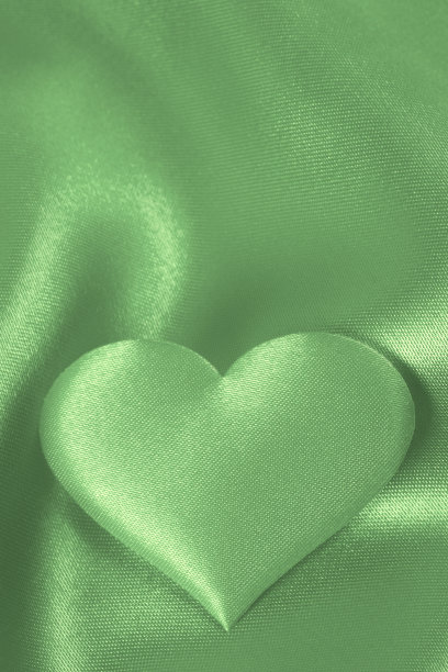 浪漫的背景(绿缎上的绿心)图片下载