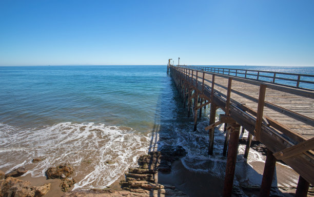 美国加州中部海岸加维奥塔海滩州立公园太平洋上的钓鱼码头和吊船机图片下载