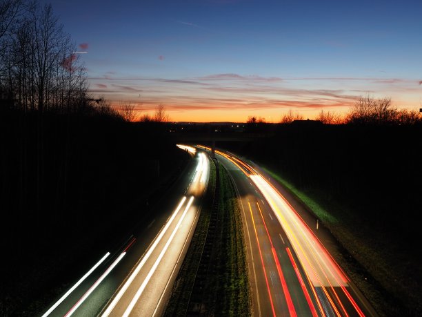 交通带来的黄昏气氛图片下载