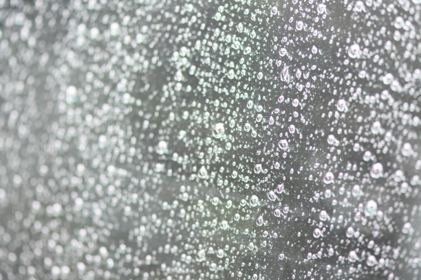 窗户上的雨滴图片下载