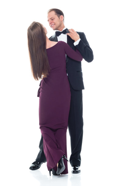 一对漂亮的情侣穿着正装一起跳舞图片下载