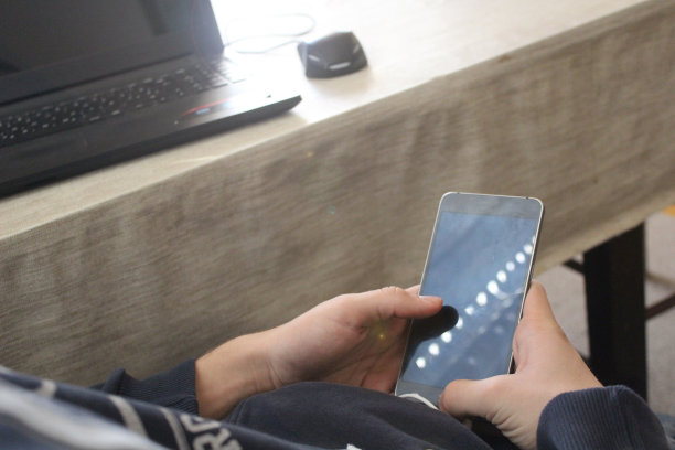 青少年手中的移动智能手机图片下载