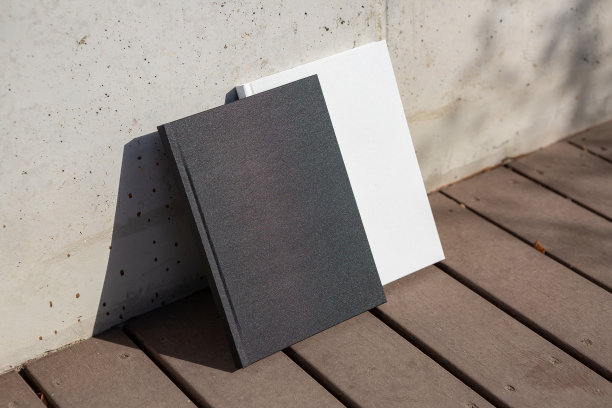 木甲板上的笔记本图片下载