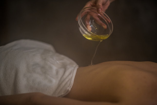 在背部涂油图片下载