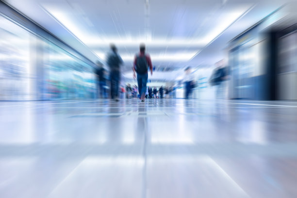 运动模糊了在香港购物中心行走的顾客图片下载