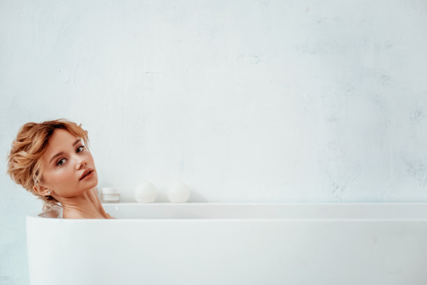 漂亮漂亮的女人正在洗澡图片下载