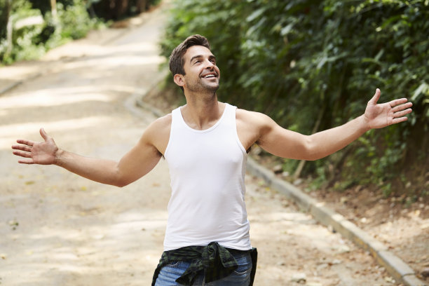 无忧无虑的小伙子穿着背心图片下载