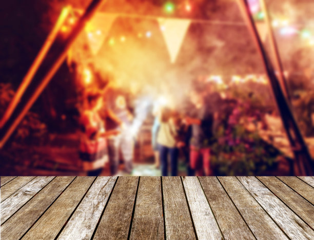 木制的桌面上模糊了新年庆祝朋友聚会用灯光照明图片下载