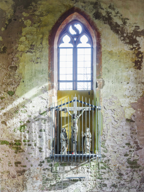 耶稣被钉在教堂废墟后的十字架上图片下载