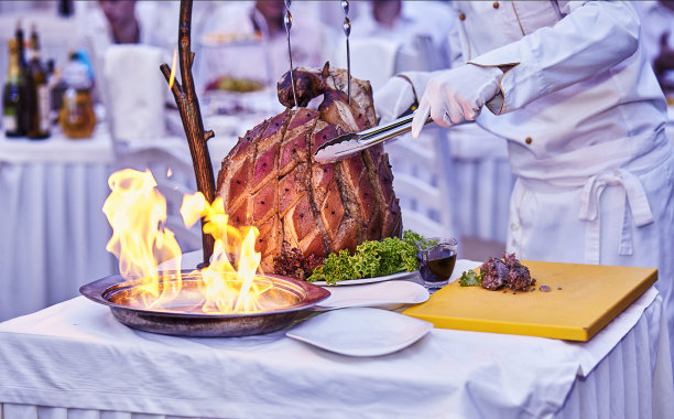 开胃烤肉在火上特写。餐厅里的菜肴呈现得很漂亮图片下载