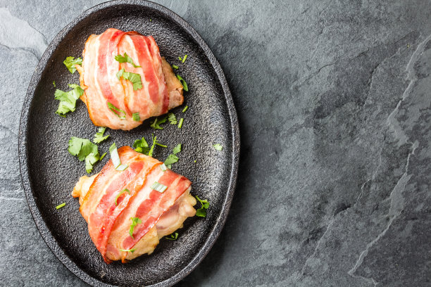 培根裹鸡肉。俯视图图片下载