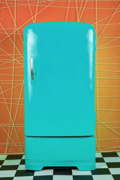 橙色背景的老式蓝色冰箱图片下载