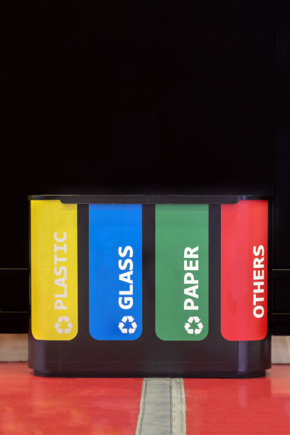 单独的废物收集。用于家庭垃圾分类的现代垃圾箱。管理回收垃圾。图片下载