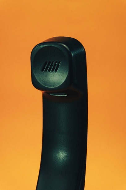 黄色背景的黑色电话图片下载