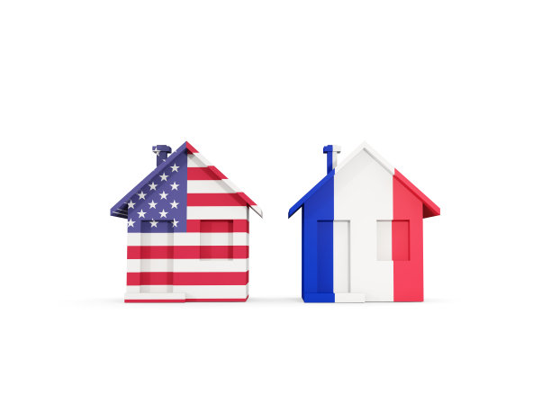 两座悬挂着美国和法国国旗的房子图片下载