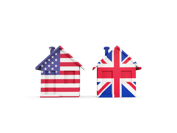两幢带有美国和英国国旗的房子图片下载