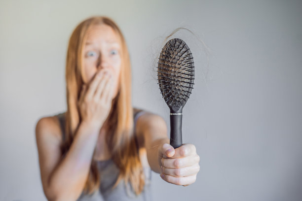 女性脱发概念。梳子上掉了很多头发图片下载