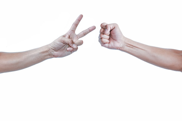 男人们孤立地在白色背景上玩石头剪刀布图片下载