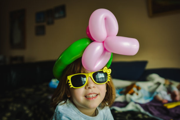 戴着墨镜和气球的可爱小女孩图片下载