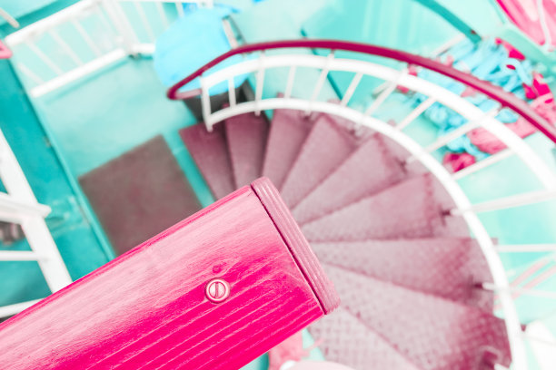 粉红色活珊瑚和绿色柔和的现代螺旋楼梯下降图片下载