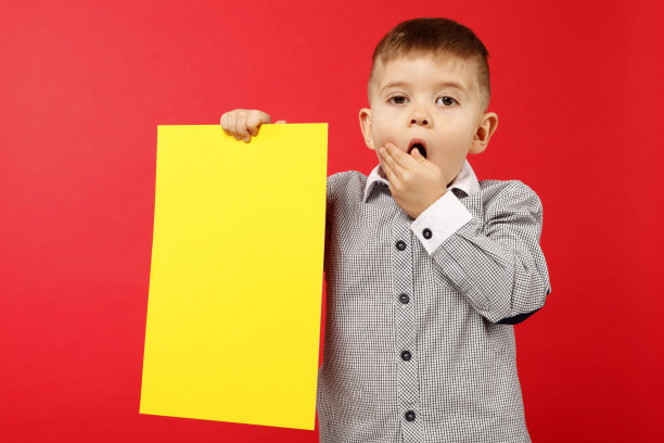4岁的小男孩拿着黄牌图片下载