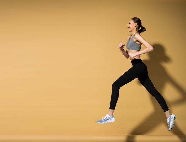 健身女性做运动，热身，伸展手臂，双腿图片下载