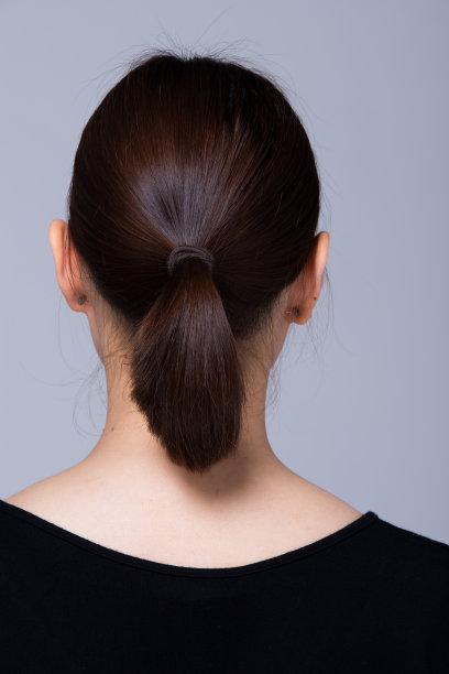 亚洲女性在化妆前的发型图片下载