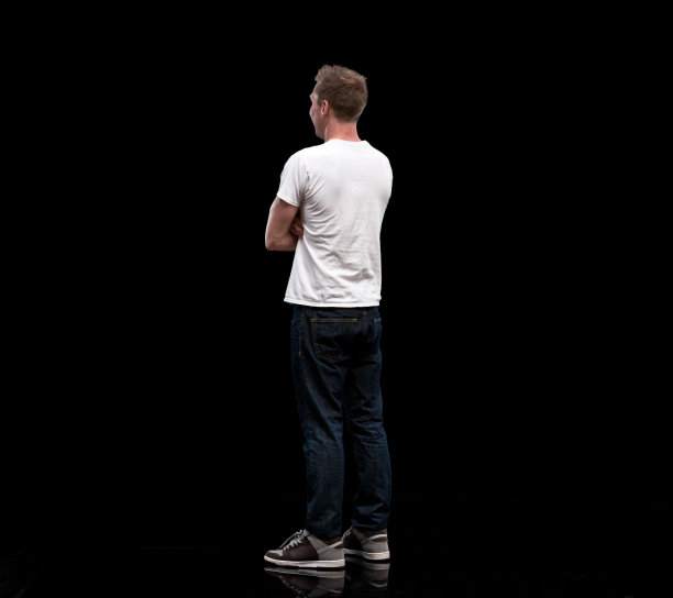 双臂交叉的帅哥图片下载