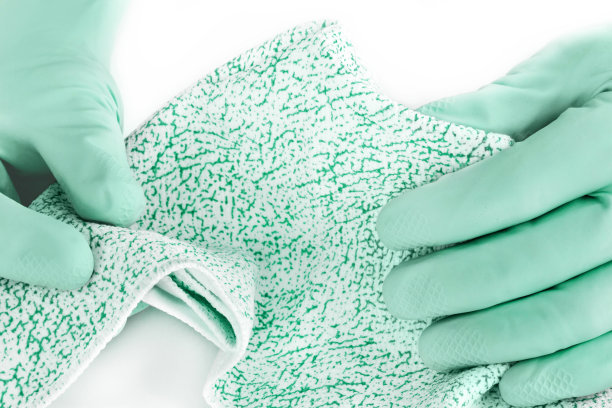 手戴家用手套和超细纤维布图片下载