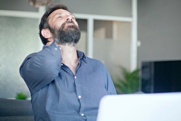 患有颈部疼痛的办公室职员图片下载