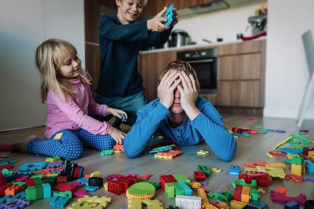 基斯玩的玩具到处都是，疲惫不堪的父亲图片下载